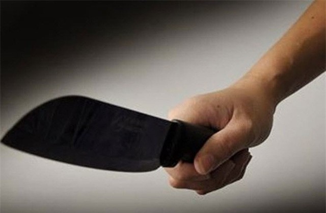 Chồng phát hoảng vì vợ "nổi điên" vung dao chém tới tấp 