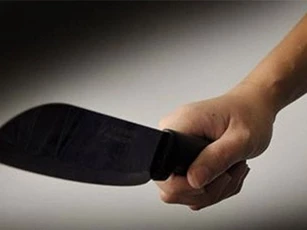 Chồng phát hoảng vì vợ "nổi điên" vung dao chém tới tấp