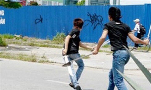 Cảnh sát Hải Phòng rút súng ngăn hỗn chiến giữa 2 xe khách