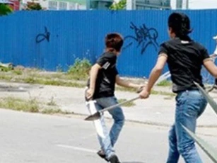 Cảnh sát Hải Phòng rút súng ngăn hỗn chiến giữa 2 xe khách