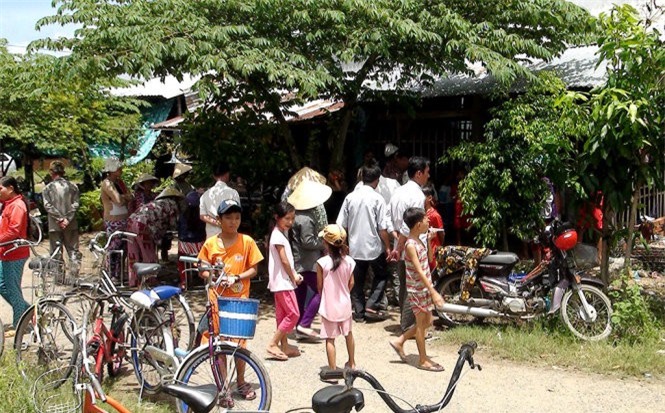 Chồng dùng dao đâm vào ngực vợ rồi uống thuốc độc tự tử