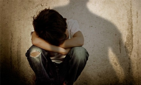 Phụ nữ thành niên "mây mưa" với bé trai 15 tuổi có phạm tội?