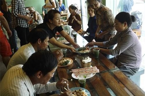 Những quán cơm từ thiện làm "ấm lòng" người lao động nghèo