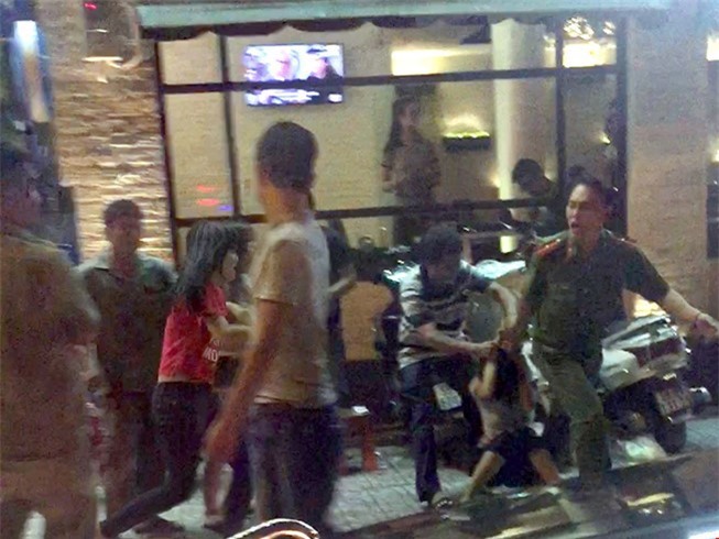 Thiếu úy công an nói gì về việc kéo lê phụ nữ bán hàng rong?