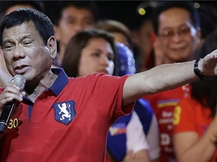 Tổng thống Philippines gây sốc, ví mình như Hitler