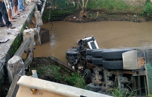 Xe đầu kéo tông nát thành cầu rơi xuống suối, tài xế thoát chết