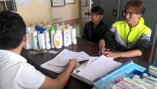 Bắt 2 "con nghiện" mang mỹ phẩm không rõ nguồn gốc đi tiêu thụ