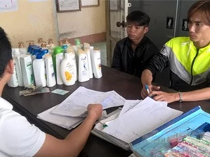 Bắt 2 "con nghiện" mang mỹ phẩm không rõ nguồn gốc đi tiêu thụ