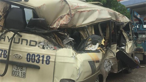 Container đâm sầm vào xe khách, 13 người bị thương