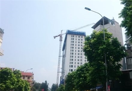 Đưa máy móc hiện đại phá rỡ nhà 8B Lê Trực 