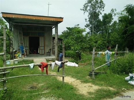 Em gái 14 tuổi ôm bụng bầu sinh con vì anh họ làm bậy