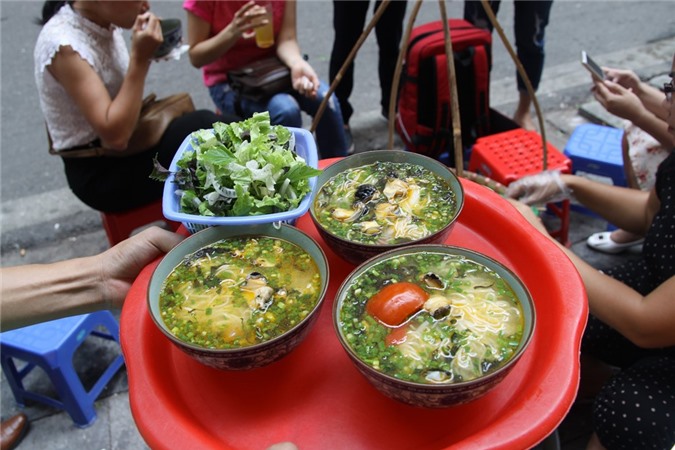 Gánh bún ốc vỉa hè được khen ngợi trên kênh truyền hình CNN 