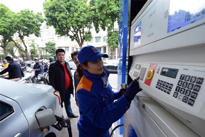 Giá xăng giảm 300 đồng mỗi lít trong ngày hôm nay