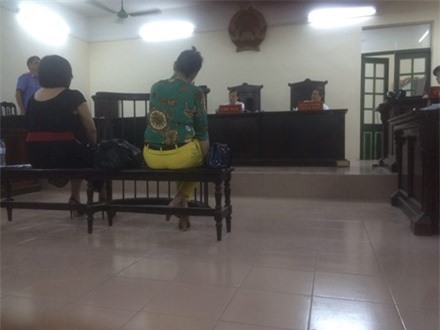 Hà Nội: Công an "sốc" khi bị phụ nữ say rượu đánh chửi