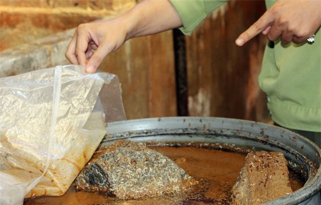 Kinh hãi 5 tấn mắm "lúc nhúc" dòi trong cơ sở sản xuất tư