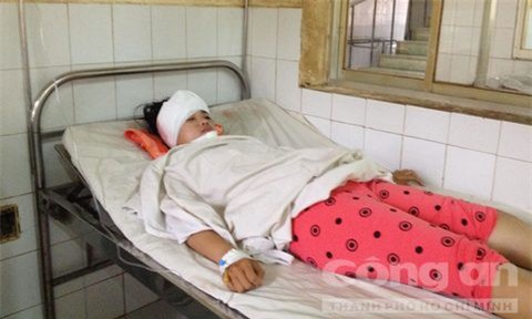 Nữ sinh 13 tuổi bị đèn cao áp rơi trúng đầu lúc tan trường ở Bình Phước