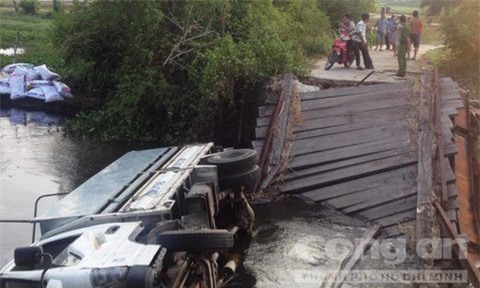 Quảng Nam: Xe tải đi qua làm cầu bất ngờ gãy đôi, đổ sập