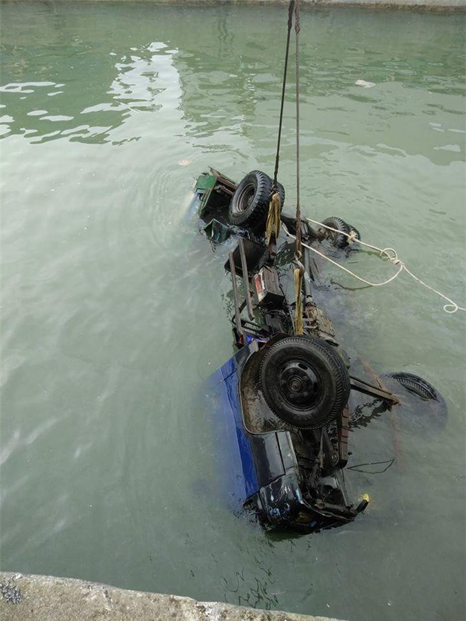 Tài xế xe tải rơi xuống biển may mắn thoát nạn