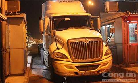 Truy đuổi xe container tông chết người rồi bỏ chạy