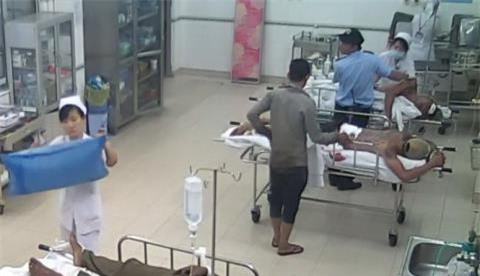 Cầm dao điên cuồng chém lìa cổ bạn thân vì 100 ngàn tiền nợ