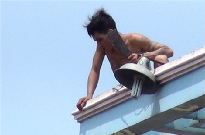 Ngáo đá, tự cầm dao rạch tay mình dọa giết công an