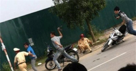 Người đàn ông chạy vào đồn cảnh sát chửi bới, dọa giết người