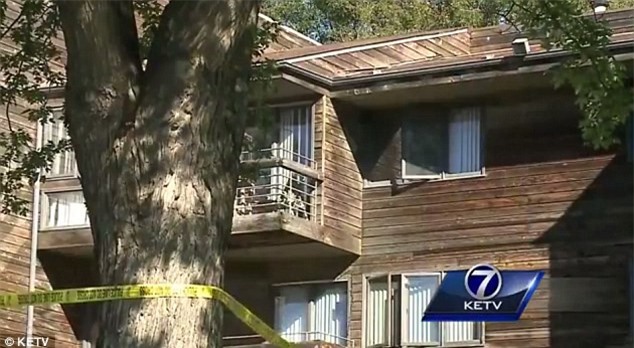 Người mẹ 16 tuổi nhẫn tâm ném con mới sinh qua cửa sổ