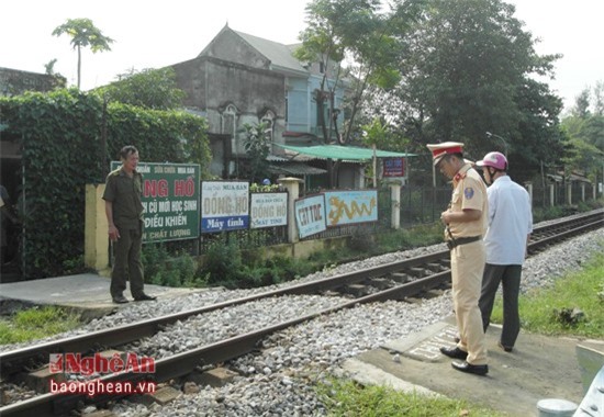 Thấy tàu vẫn băng qua đường sắt, 2 thanh niên bị tông nguy kịch