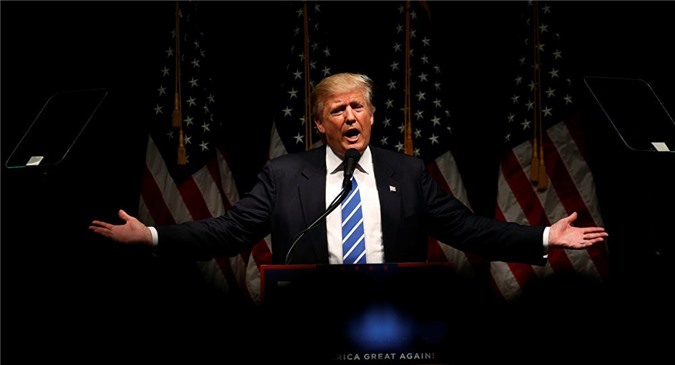 Tỷ phú Donald Trump lại "đá xoáy" đối thủ Hillary Clinton