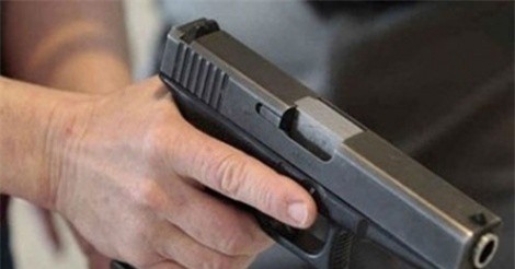 Vợ hoảng hồn phát hiện chồng dùng sút tự sát