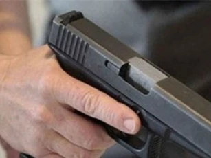 Vợ hoảng hồn phát hiện chồng dùng sút tự sát