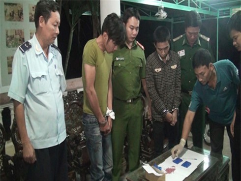 Bắt 2 kẻ buôn ma túy “phê” thuốc, cắn tay lực lượng chức năng