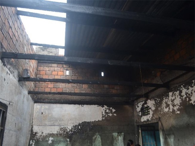 Cháy nhà nghi do iPhone phát nổ trong lúc sạc pin