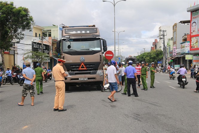 Đà Nẵng: Va chạm với container, cụ bà chết thảm dưới gầm xe