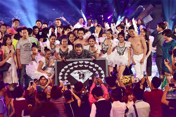 Đàm Vĩnh Hưng hạnh phúc khi được fan tổ chức sinh nhật ngay trong Diamond Show