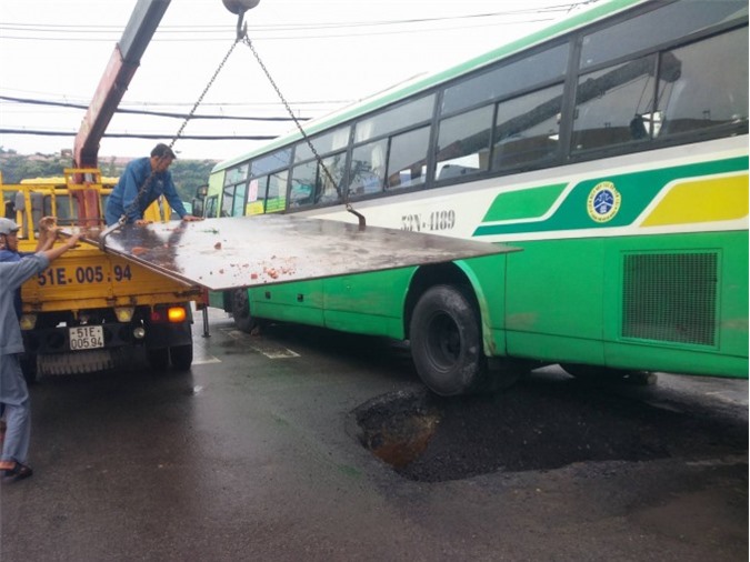 “Hố tử thần” nuốt chửng bánh xe buýt, nhiều hành khách hú vía