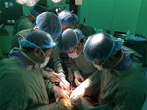 Mổ lấy bướu nặng 850g cho bệnh nhân ung thư thận