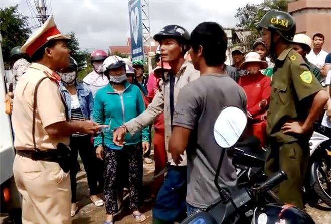 CSGT còng tay người vi phạm vì chống đối