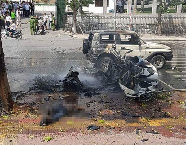 Quảng Ninh: Taxi bất ngờ phát nổ trên đường, 2 người tử vong