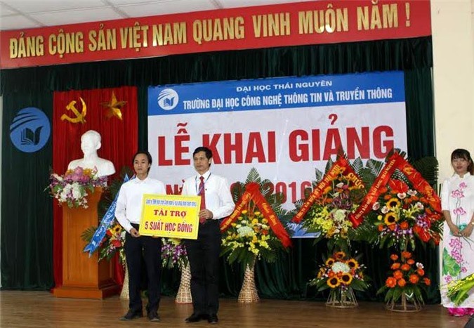 Tặng học bổng cho sinh viên Đại học CNTT&TT Thái Nguyên