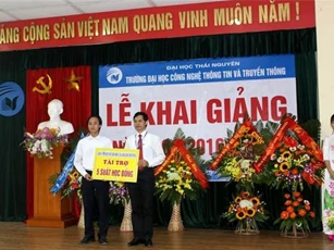 Tặng học bổng cho sinh viên Đại học CNTT&TT Thái Nguyên