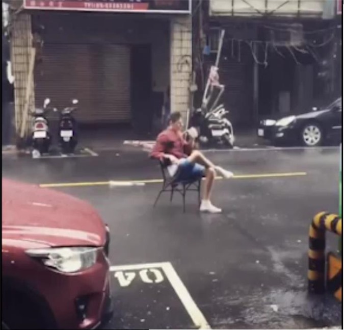 "Thanh niên cứng" ngồi uống trà giữa siêu bão Megi