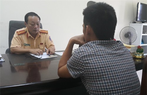 Thanh niên lái ô tô bằng chân bị xử phạt tối đa 8 triệu đồng