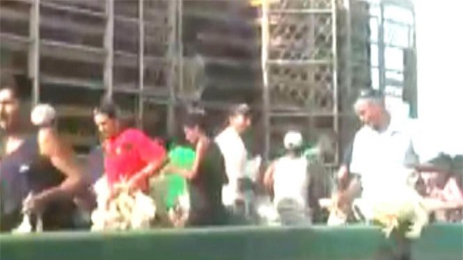 Venezuela: Hỗn loạn cảnh dân đói khát cướp xe chở gà