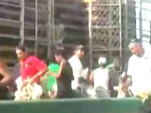 Venezuela: Hỗn loạn cảnh dân đói khát cướp xe chở gà