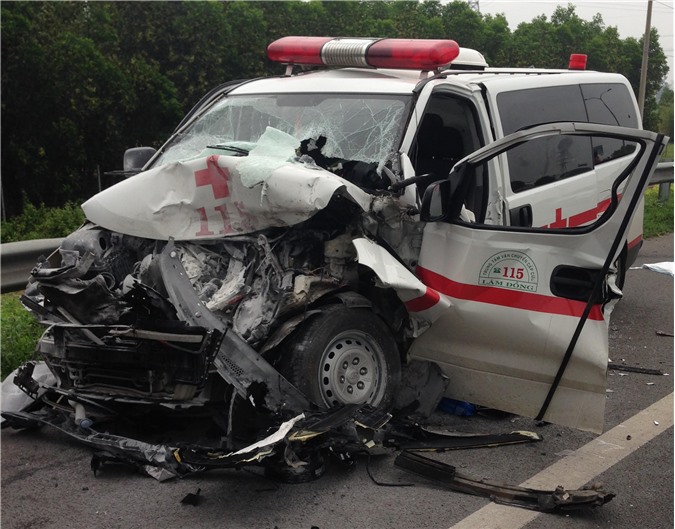 Xe cấp cứu va chạm với xe bồn, 4 người thương vong