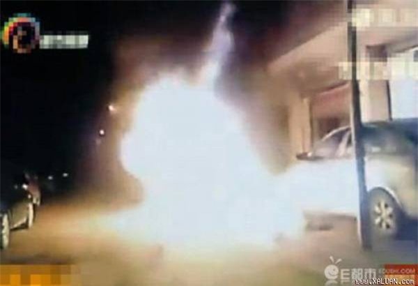 Nhìn chồng đưa bồ vào khách sạn, vợ ấm ức mang xăng thiêu đốt