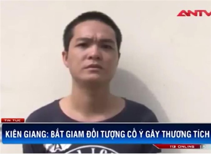 Chồng cầm dao cuồng sát vợ vì đòi ly thân