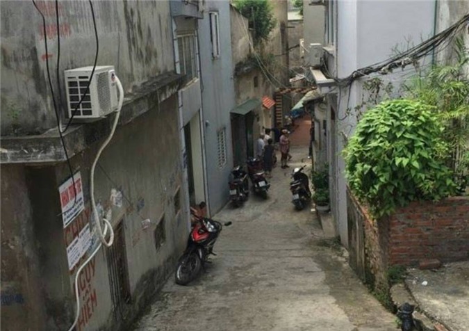 Hoảng hốt phát hiện vật nghi mìn đặt trước cửa nhà dân ở Hà Nội