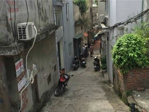 Hoảng hốt phát hiện vật nghi mìn đặt trước cửa nhà dân ở Hà Nội